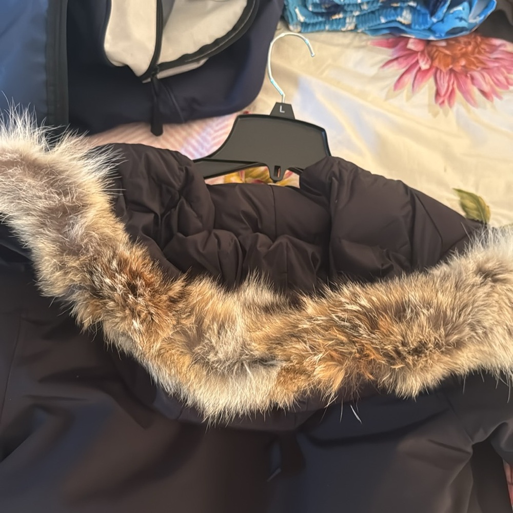 Canada goose jacket - Picture 13 of 16